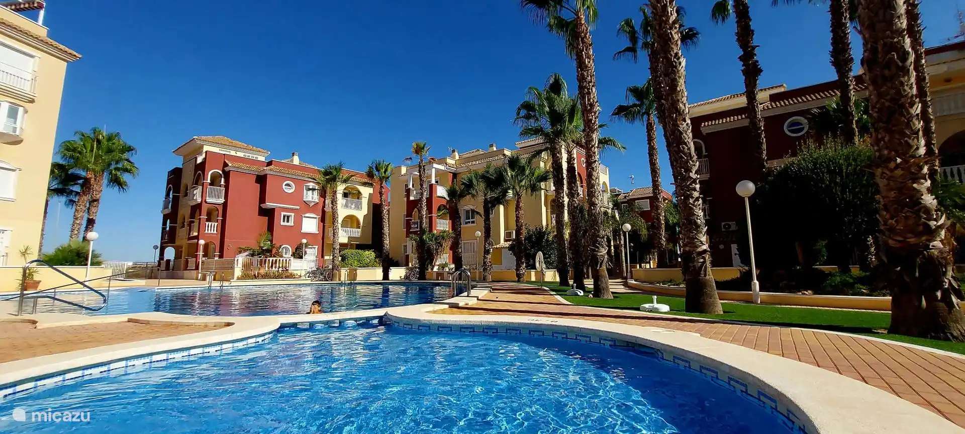 Eines der Schwimmbäder. Die Wohnung verfügt über Sonnenliegen und Stühle, die Sie zum Pool oder Strand mitnehmen können.