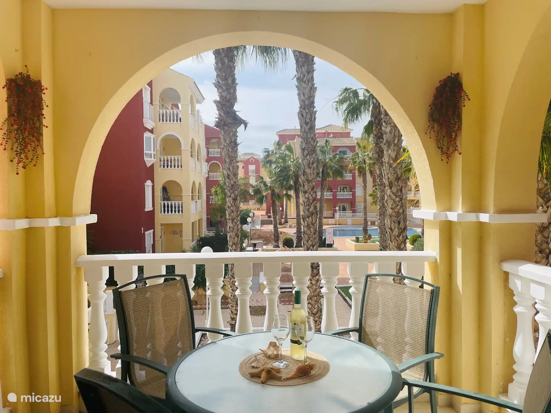 Der Balkon mit Blick auf die Pools