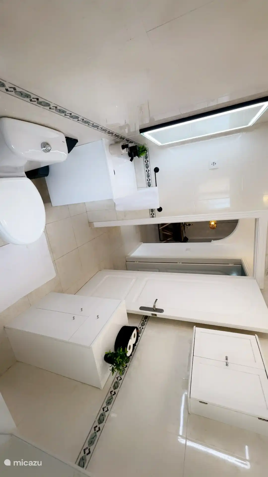 Gepflegtes, luftiges Badezimmer