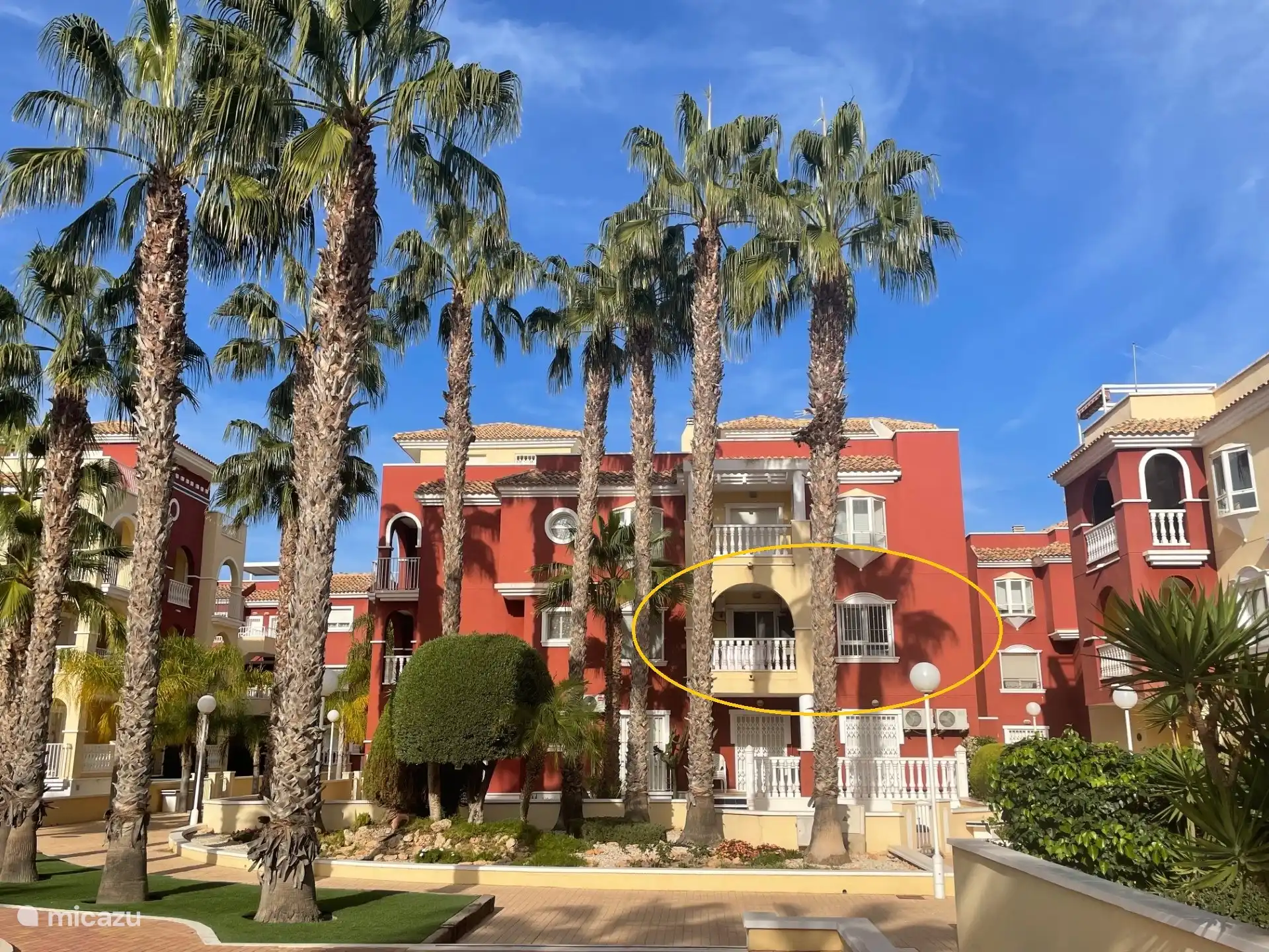 Die Wohnung befindet sich im 1. Stock und ist über einen Aufzug und eine Treppe erreichbar