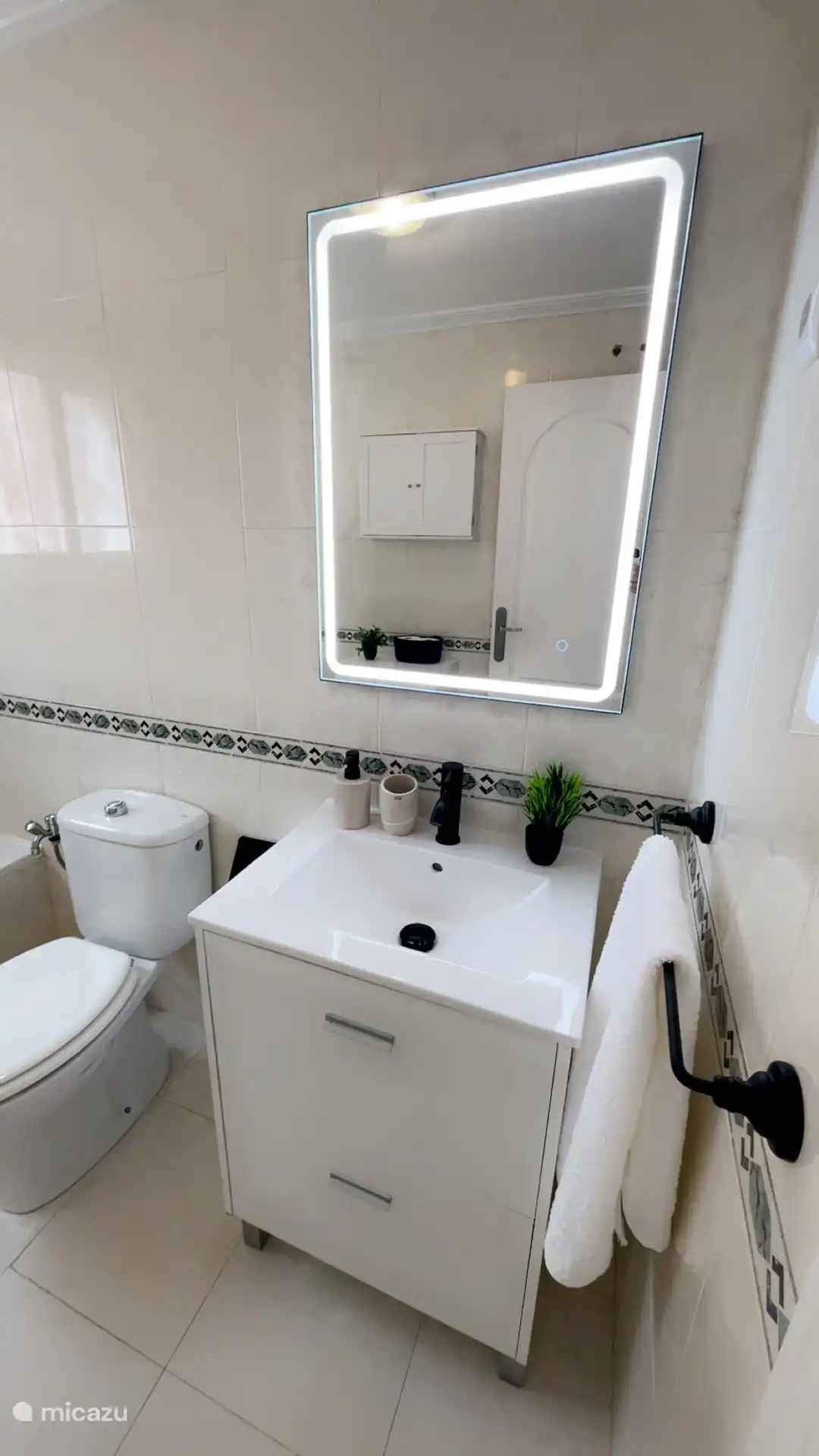 Ein schöner Spiegel mit viel Licht