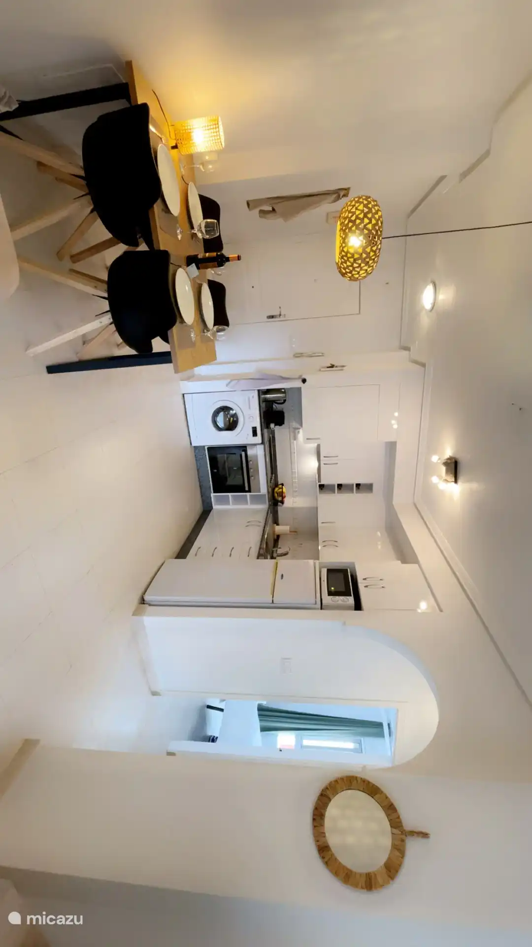 Die offene Küche mit Esstisch