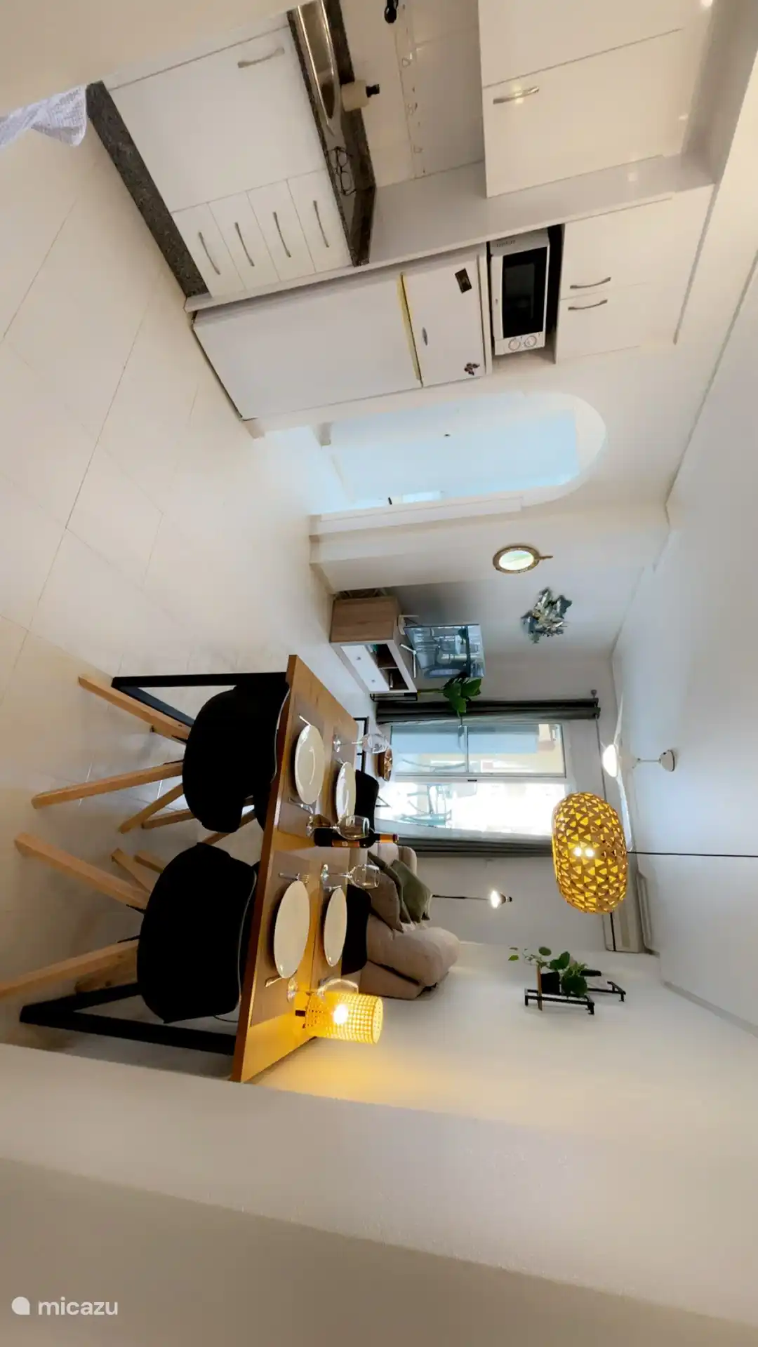 Das Wohnzimmer mit Zugang zum Balkon