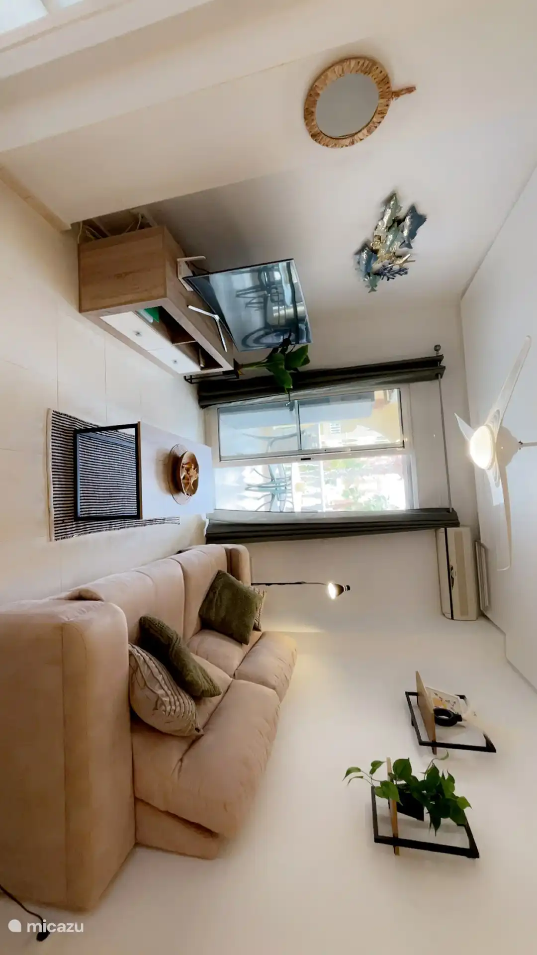 Das Wohnzimmer mit Zugang zum Balkon