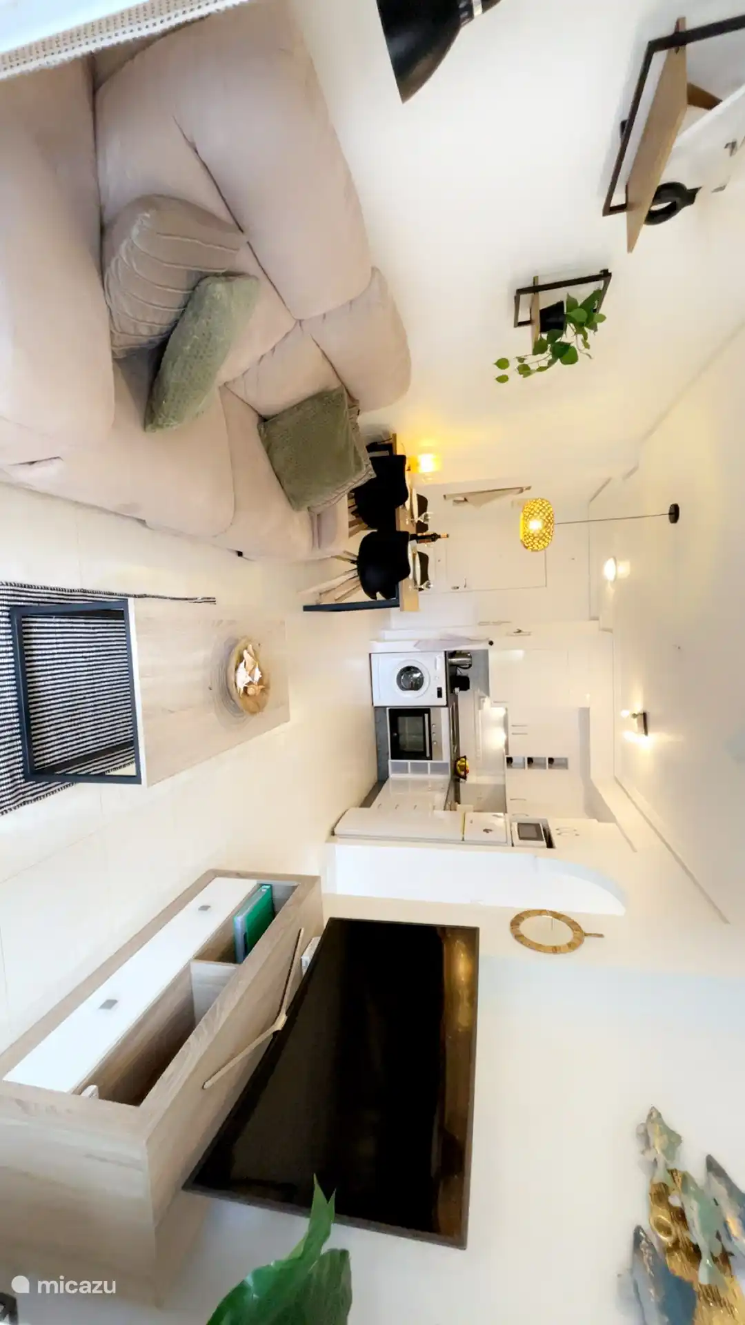 Gemütliches Wohnzimmer mit offener Küche