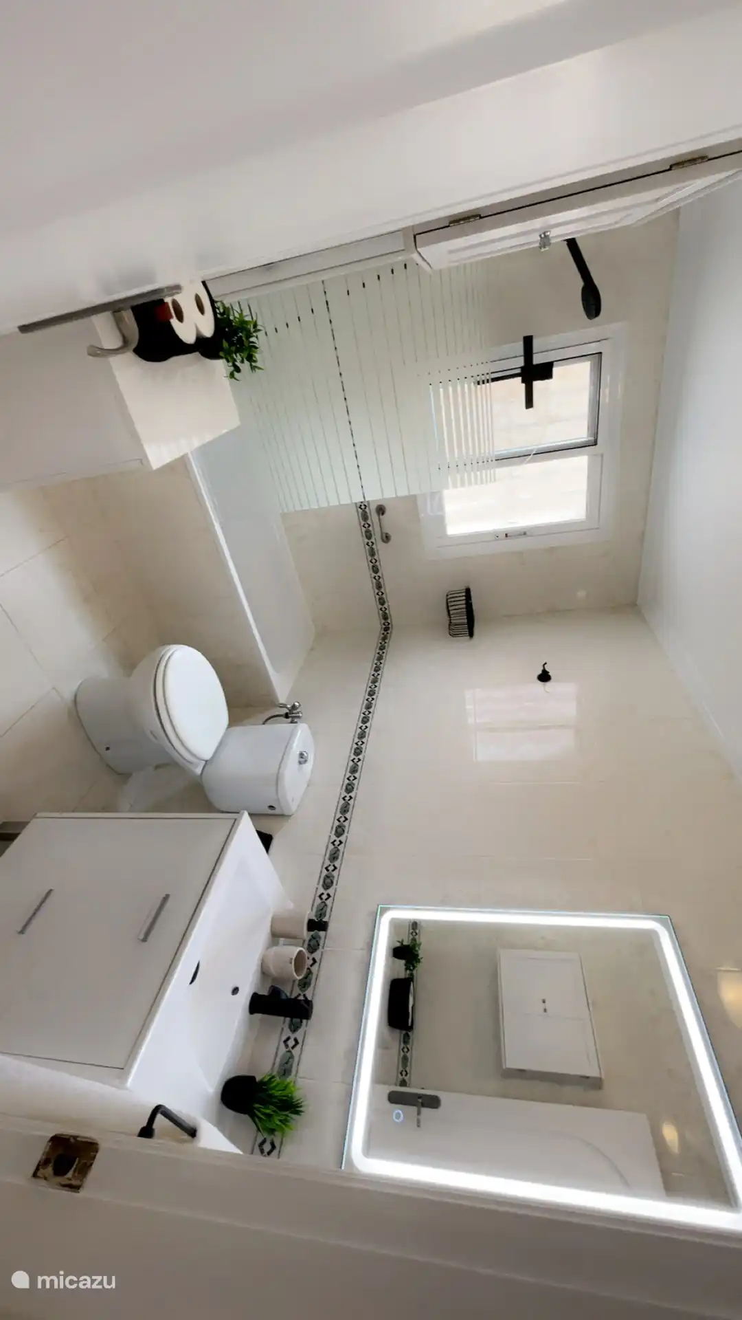 Ein gepflegtes, luftiges Badezimmer