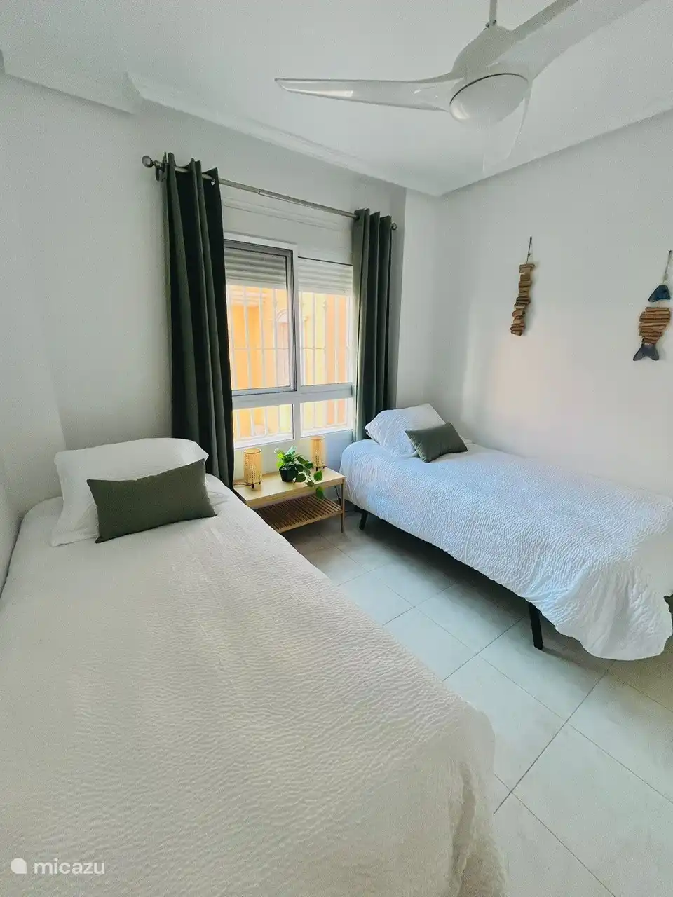 Schönes Schlafzimmer mit zwei Einzelbetten