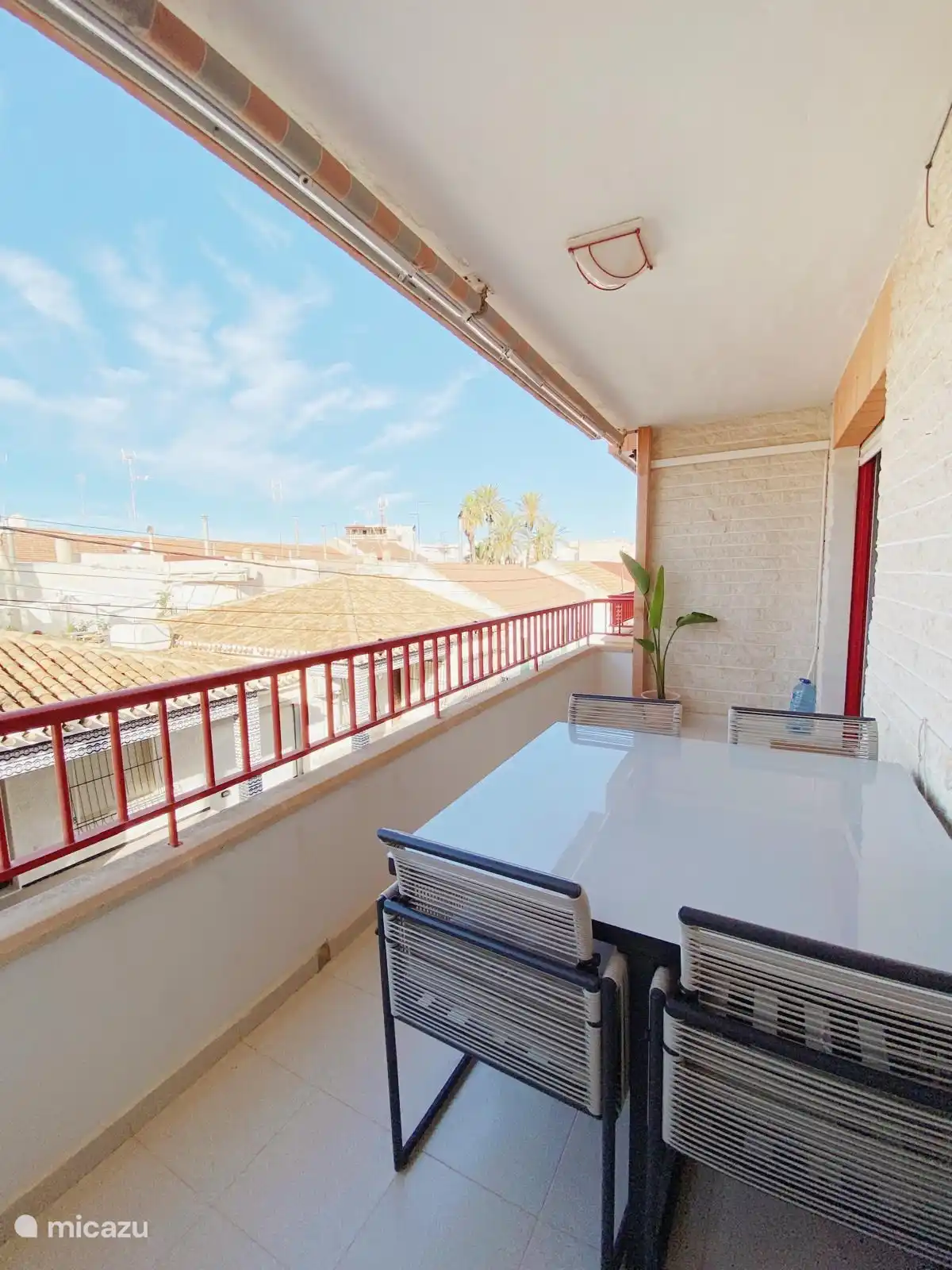 Geräumiger Balkon mit Ess-/Esstisch und zwei Sonnenliegen