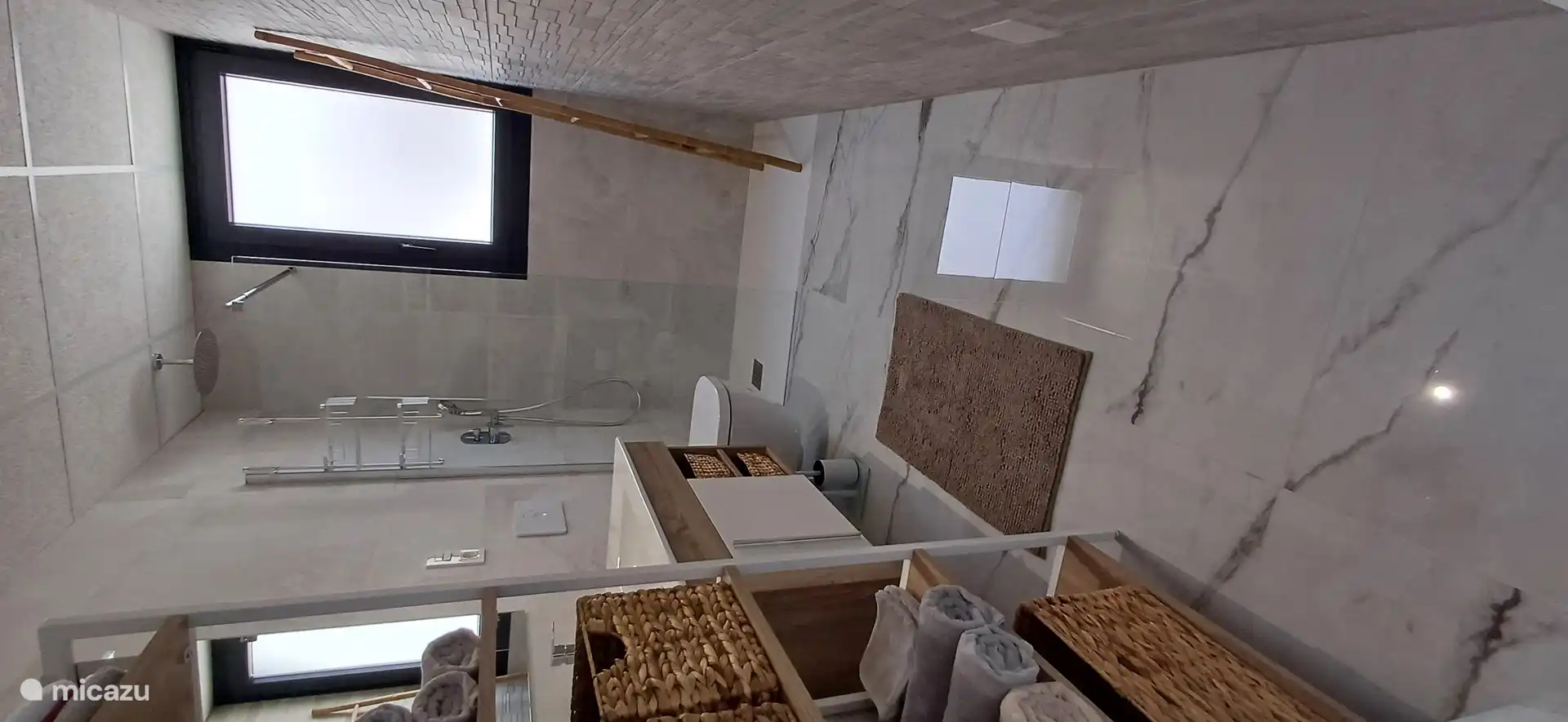 El amplio cuarto de baño con ducha a ras de suelo Cada baño incluye un secador de pelo