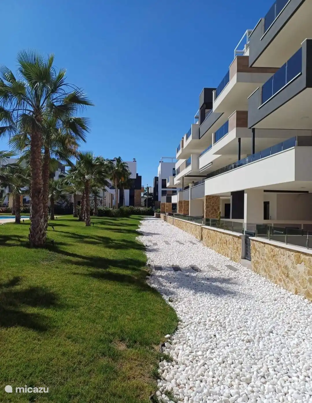 Complejo moderno con muchas comodidades