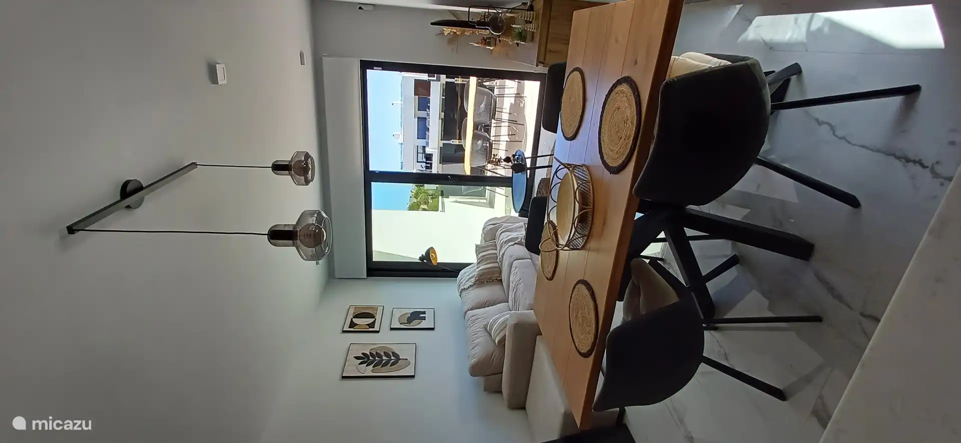 Amplio salón comedor con terraza contigua