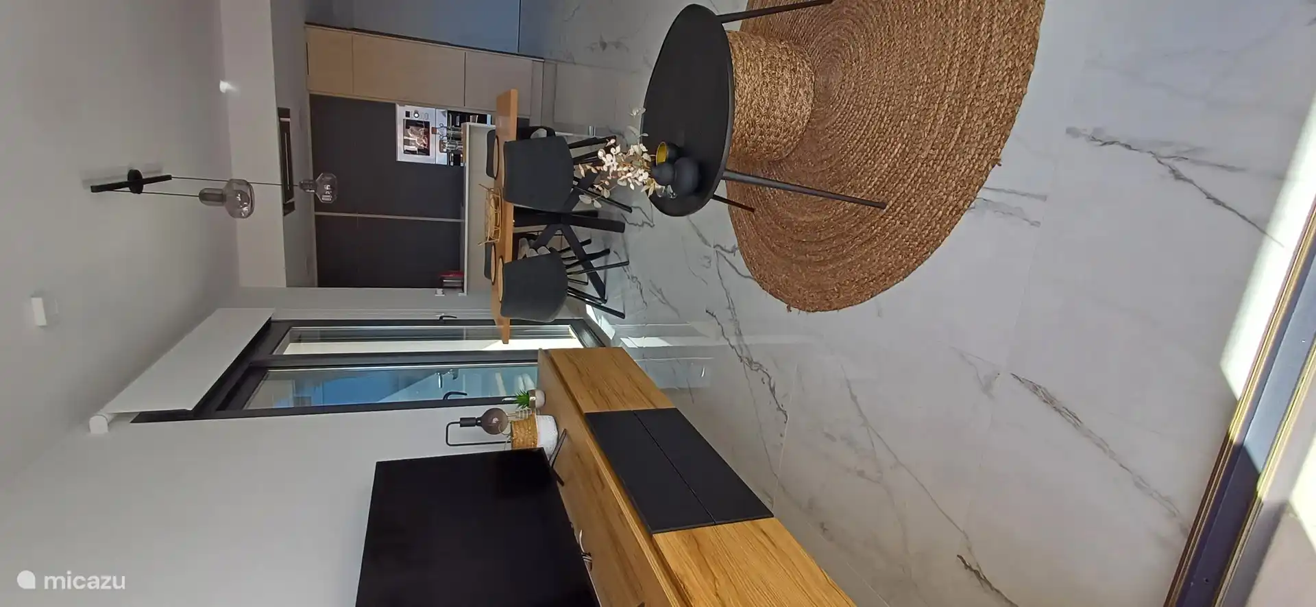 La sala de estar tiene un televisor inteligente con chromecast.