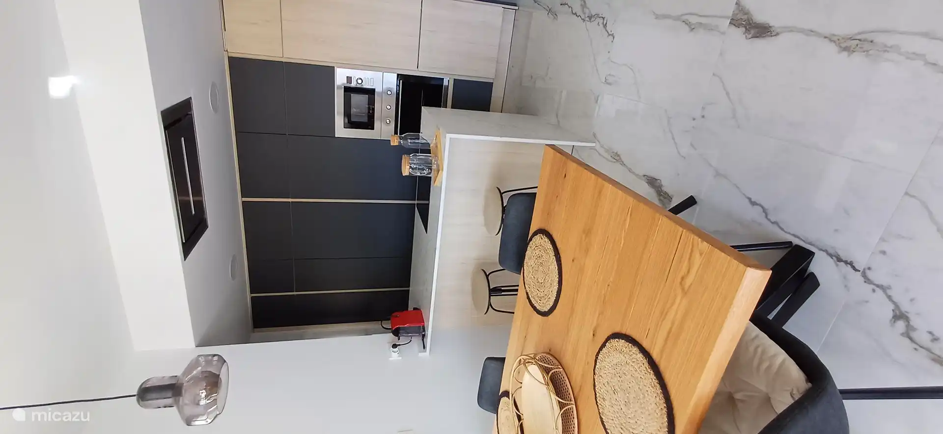 La cocina está totalmente equipada. Desde una máquina de café hasta una tostadora, pasando por una croqueta y una prensa de naranjas para preparar un delicioso desayuno, comida o cena.