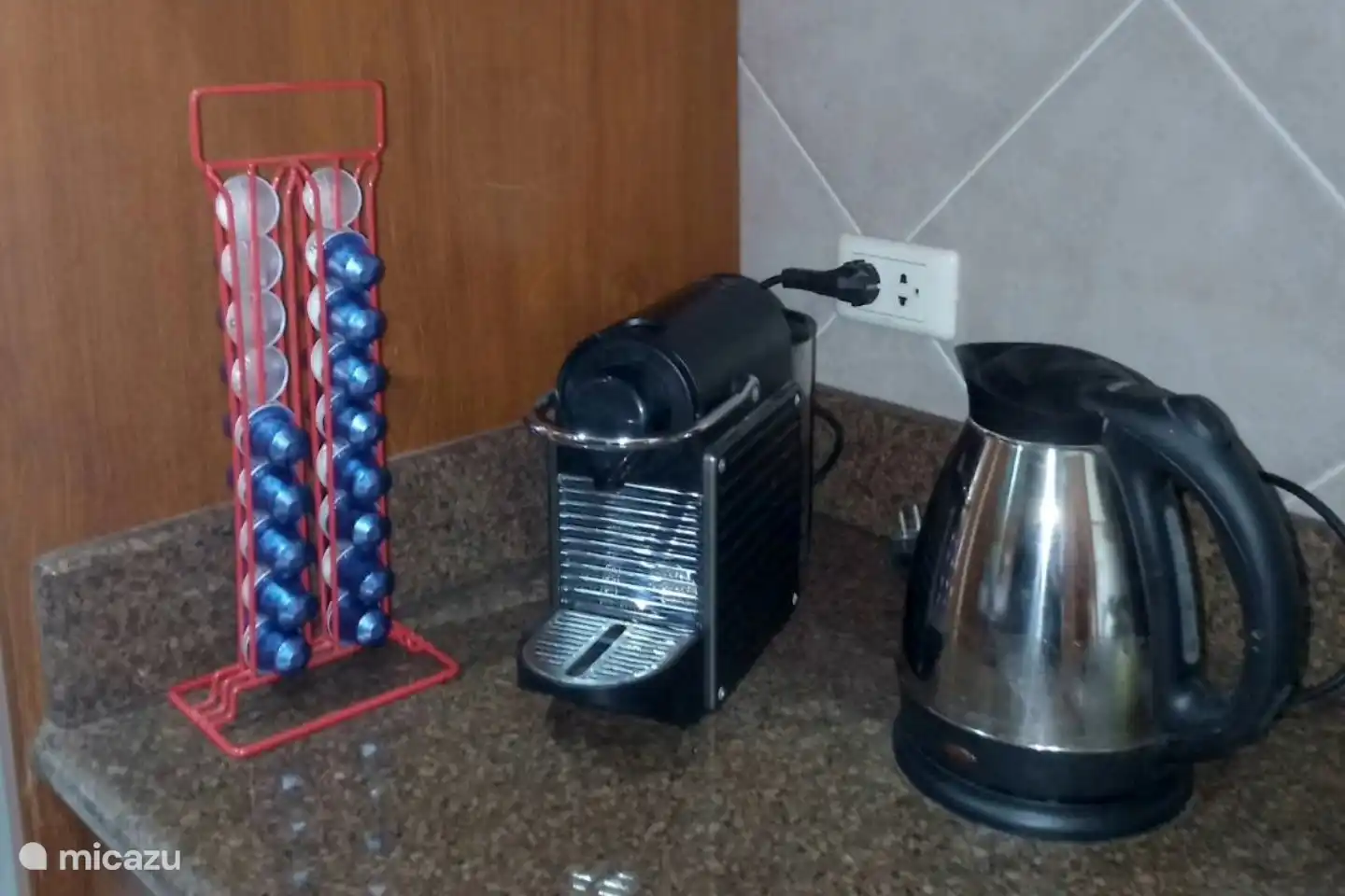 Kaffeemaschine (Nespresso) und Wasserkocher