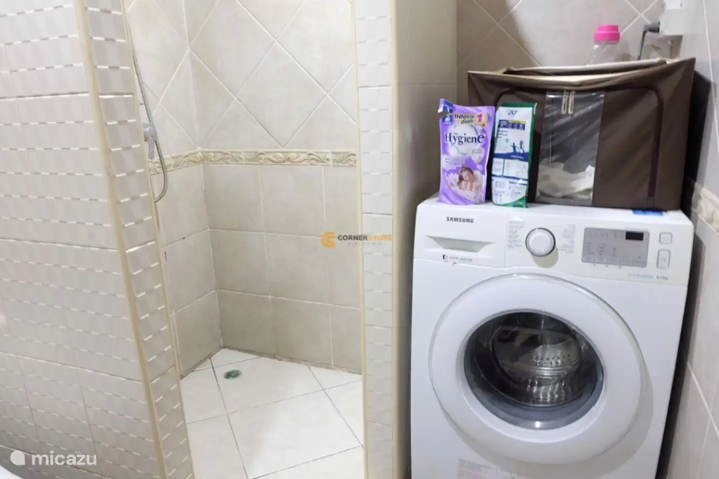 Begehbare Dusche und Waschmaschine