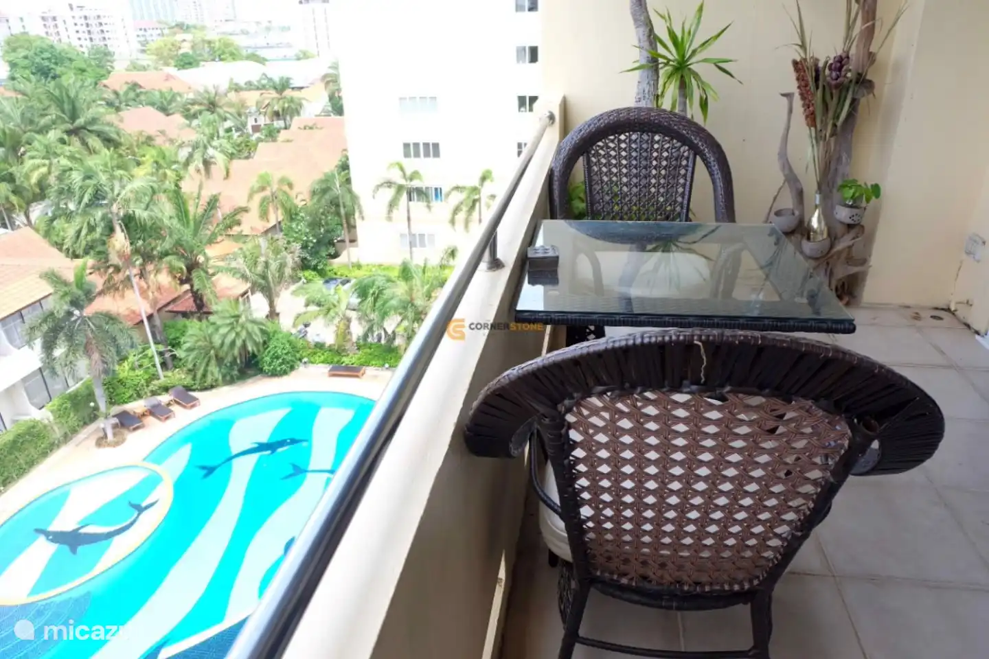 Schwimmbad vom Balkon