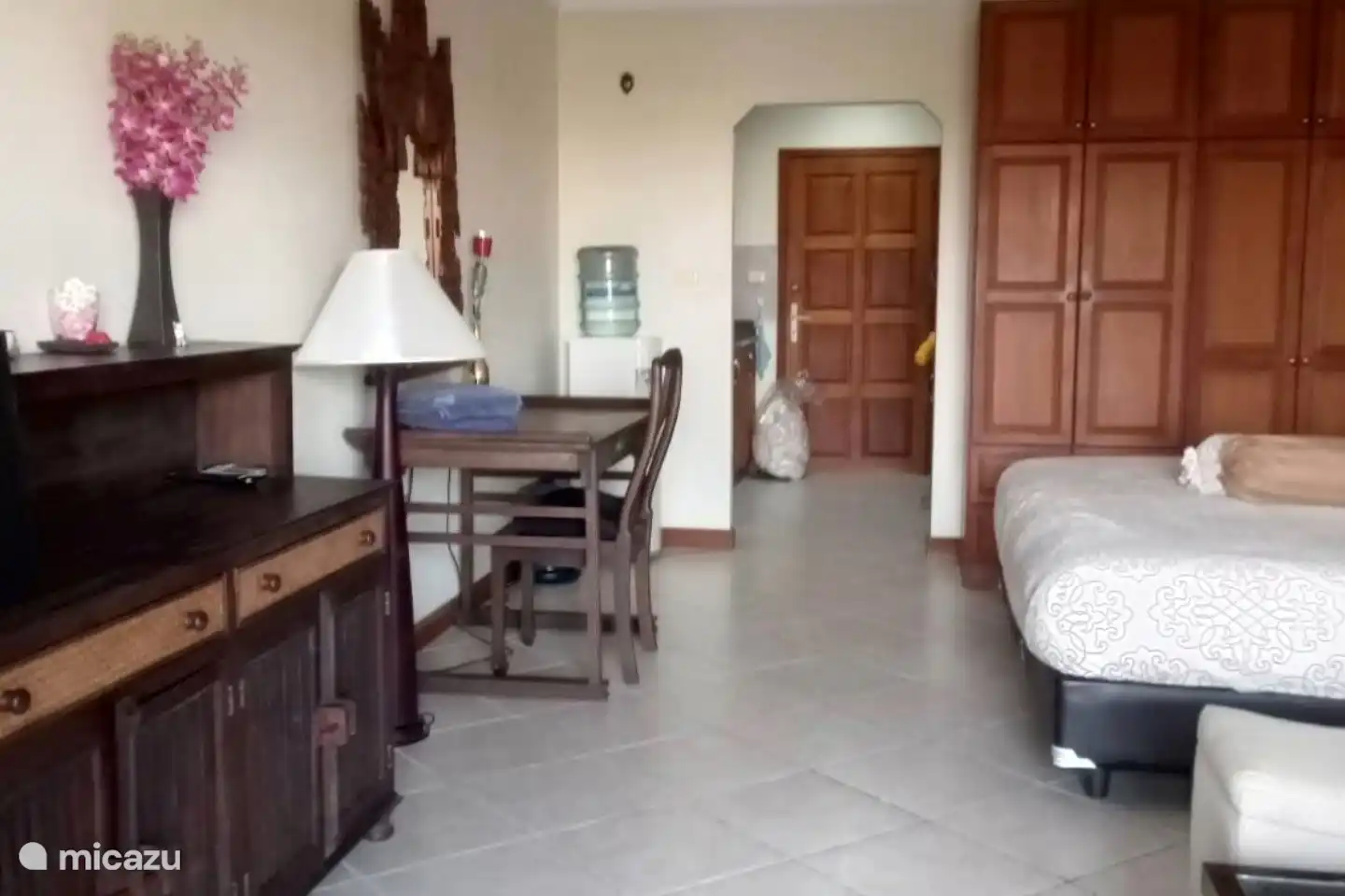 Sideboard und Schreibtisch