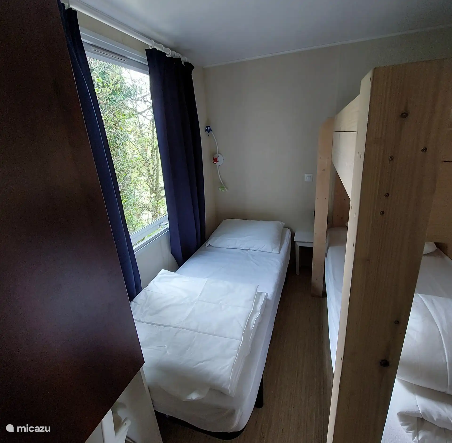 Dormitorio 2 con 3 camas, 1 pila y 1 cama separada