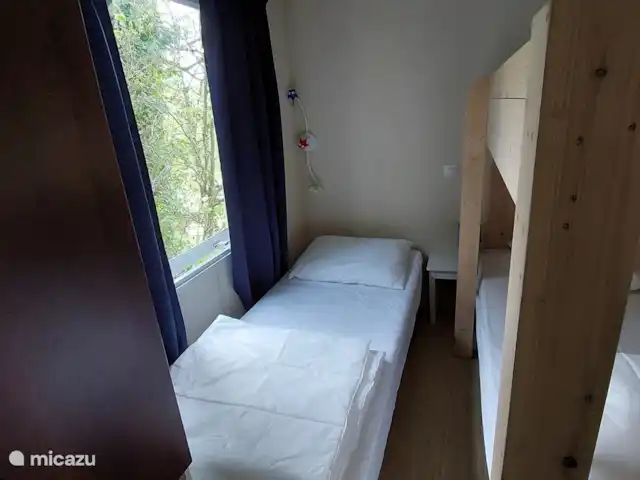 Château le Verdoyer  en Francia, Dordoña, Champs-Romain - mobil home / caravana Dormitorio 2 con 3 camas, 1 pila y 1 cama separada