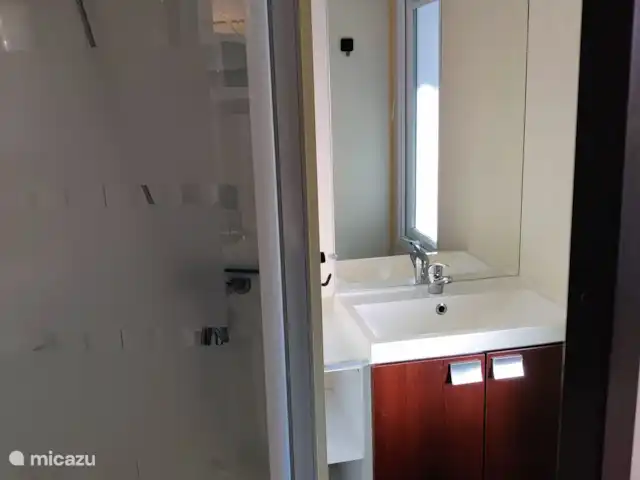 Château le Verdoyer  en Francia, Dordoña, Champs-Romain - mobil home / caravana lavabo en cuarto de ducha