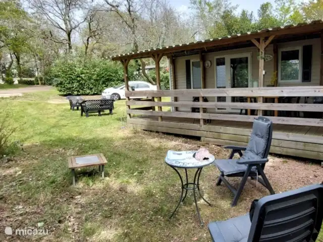Château le Verdoyer  en Francia, Dordoña, Champs-Romain - mobil home / caravana Precioso lugar, mucho sol, parking donde está el coche blanco