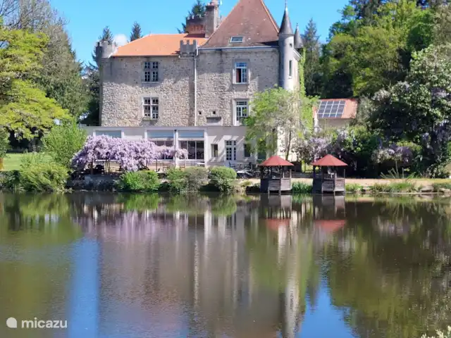 Château le Verdoyer  en Francia, Dordoña, Champs-Romain - mobil home / caravana El castillo, donde también se puede disfrutar de una deliciosa cena