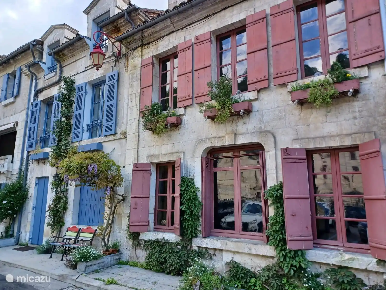 Saint Emilion, : Saint Emilion es mundialmente famoso por sus vinos. Es una regi&#243;n de vino tinto puro y una de las mejores de toda la regi&#243;n. La regi&#243;n vitivin&#237;cola tiene una superficie de 5500 ha. La viticultura se practica en esta parte de Bordeos desde el siglo III. Hermoso pueblo.