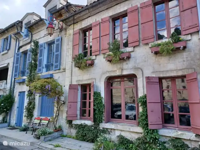 Château le Verdoyer  en Francia, Dordoña, Champs-Romain - mobil home / caravana Saint Emilion, : Saint Emilion es mundialmente famoso por sus vinos. Es una región de vino tinto puro y una de las mejores de toda la región. La región vitivinícola tiene una superficie de 5500 ha. La viticultura se practica en esta parte de Bordeos desde el siglo III. Hermoso pueblo.
