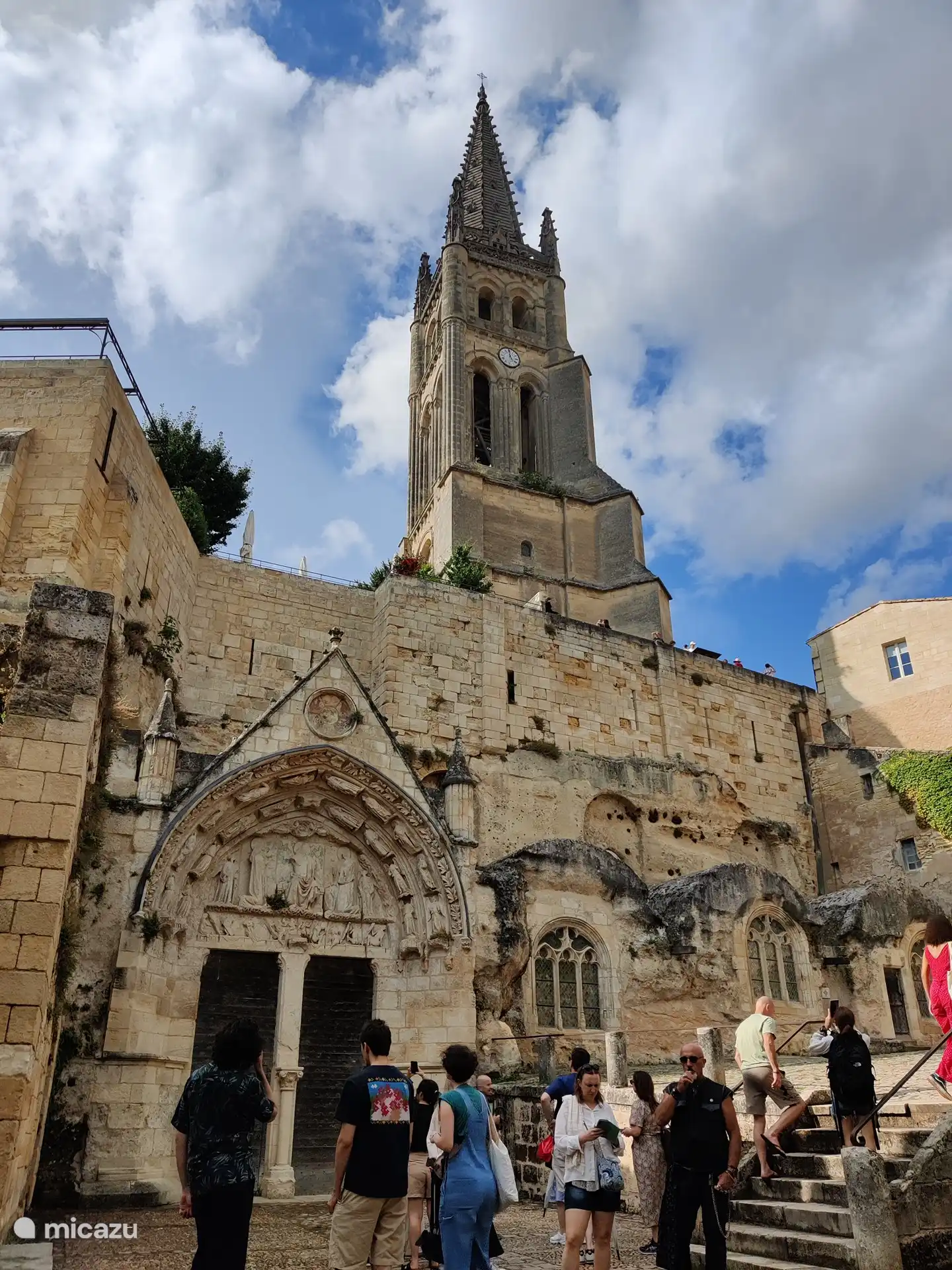 En 1999, la jurisdicci&#243;n de Saint-&#201;milion fue incluida en la Lista del Patrimonio Mundial, tambi&#233;n debido a los monumentos hist&#243;ricos de la ciudad y los pueblos circundantes.