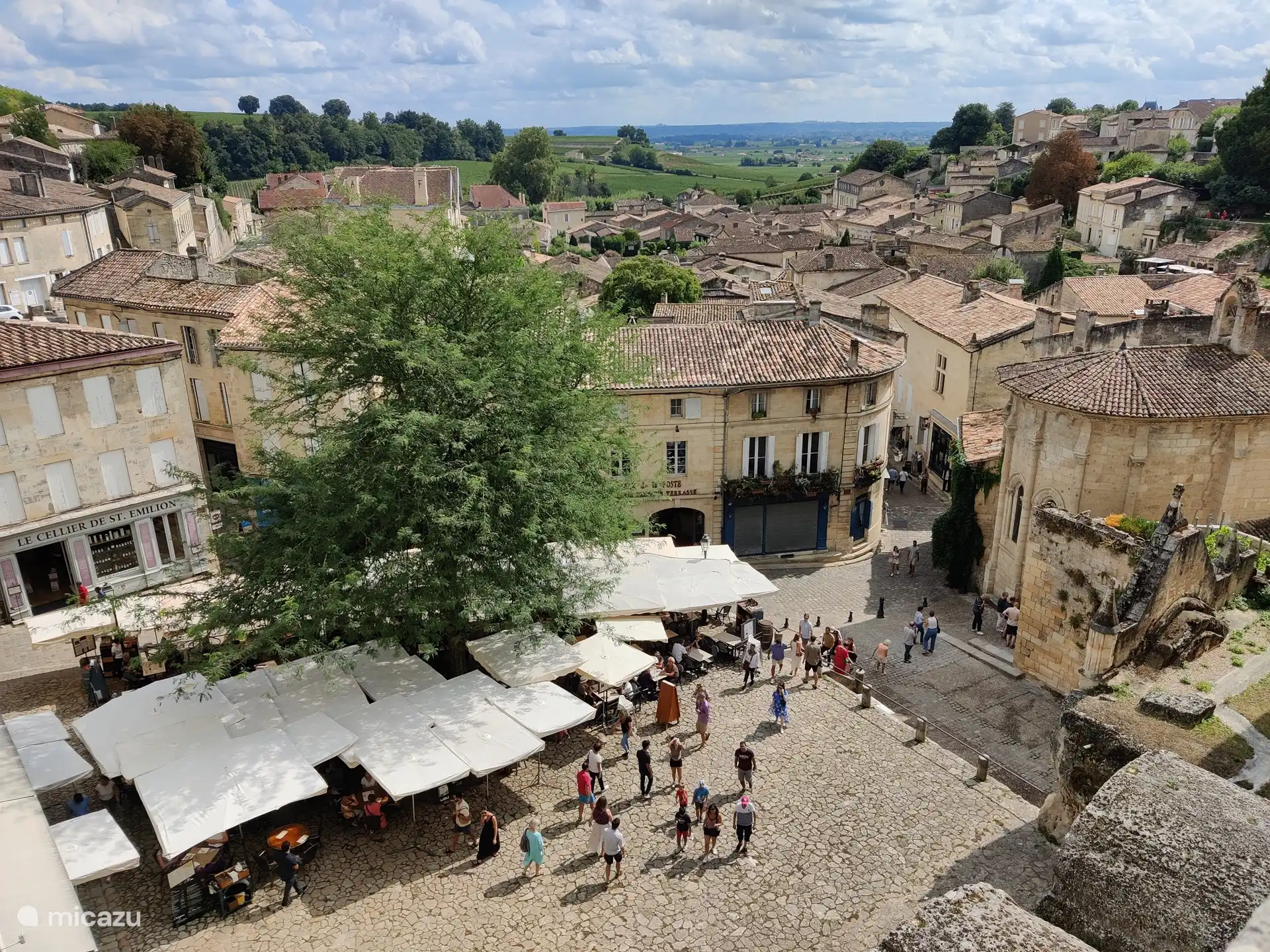 Puedes dar un agradable paseo por Saint Emilion y, por supuesto, disfrutar de un poco de vino en la plaza