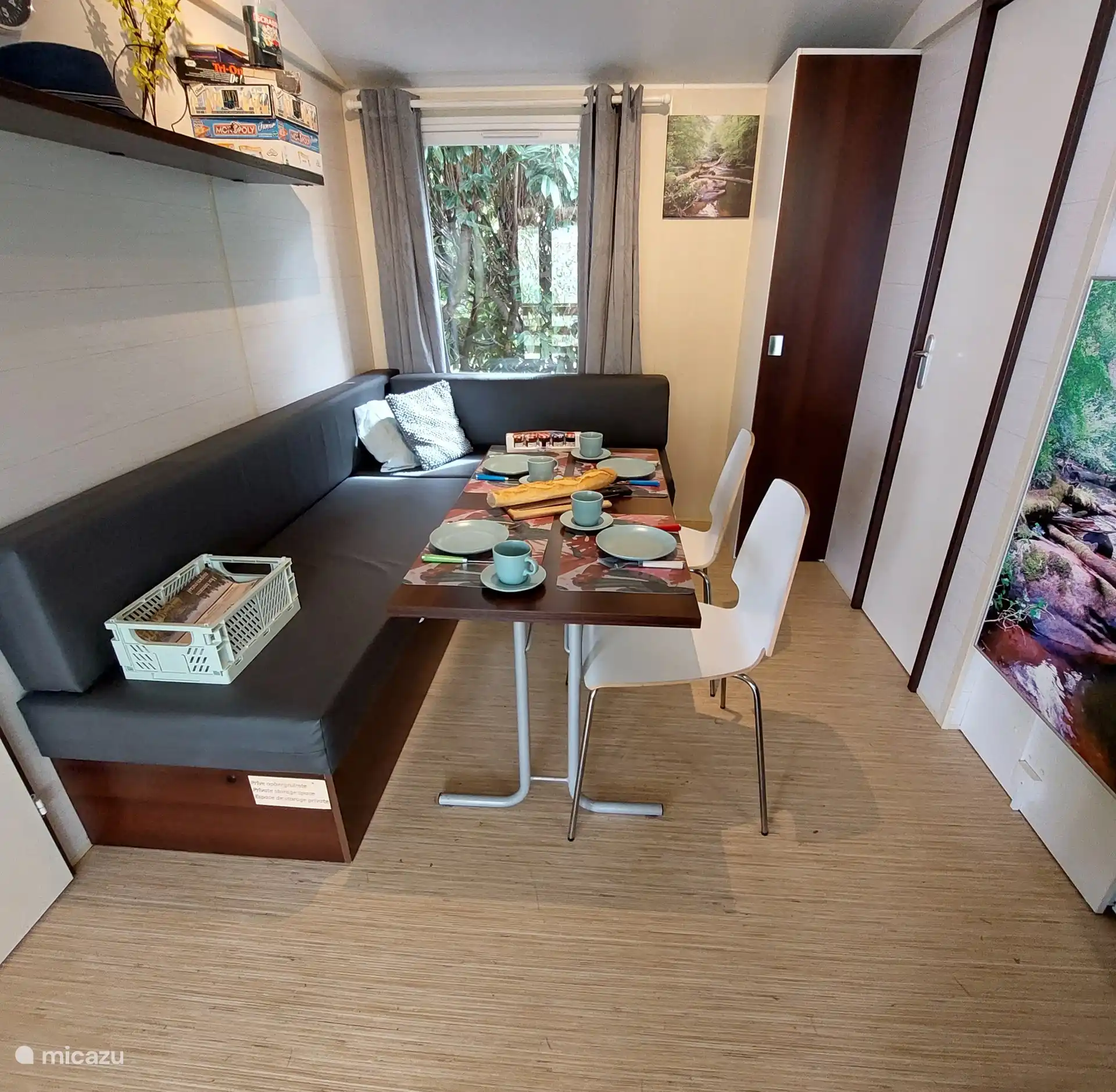 Mesa con capacidad para 5 a 6 personas, cuberter&#237;a/vajilla nueva