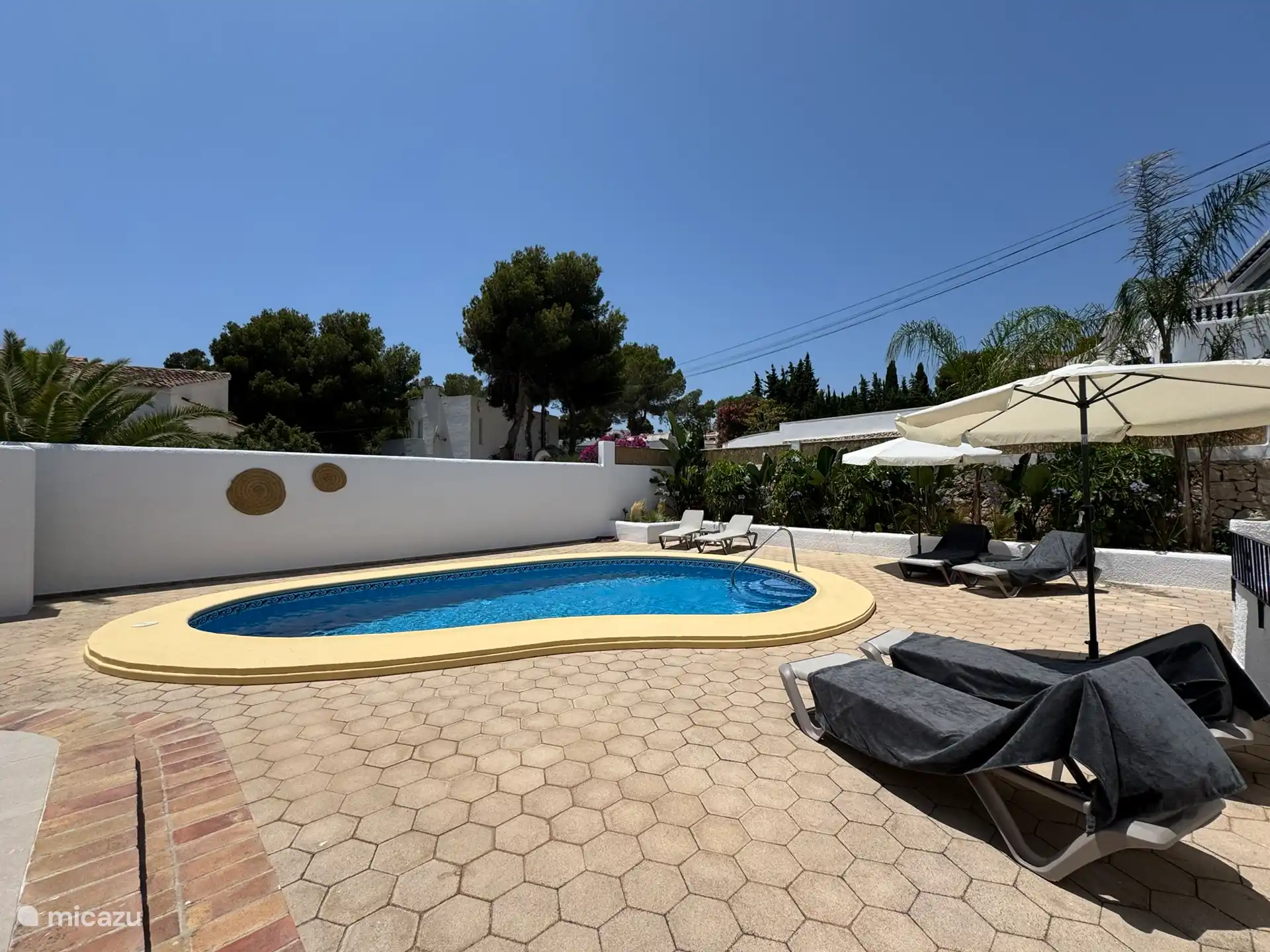 terrasse et piscine avec douche extérieure
