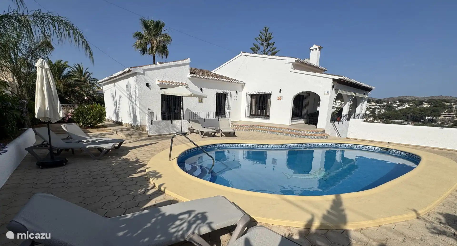 Piscine et terrasse avec 6 chaises longues