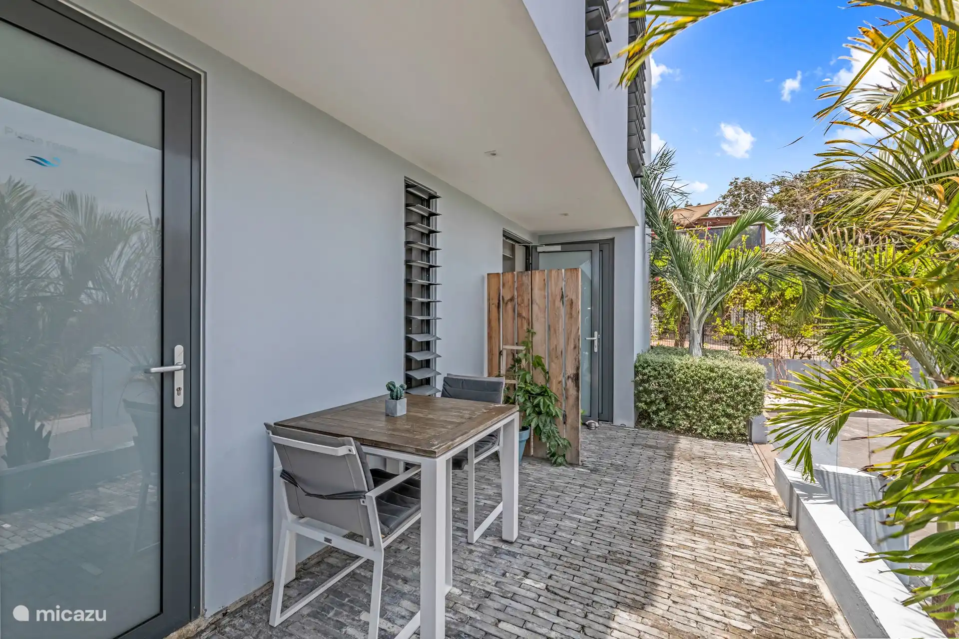 Genießen Sie die Natur, indem Sie draußen essen.