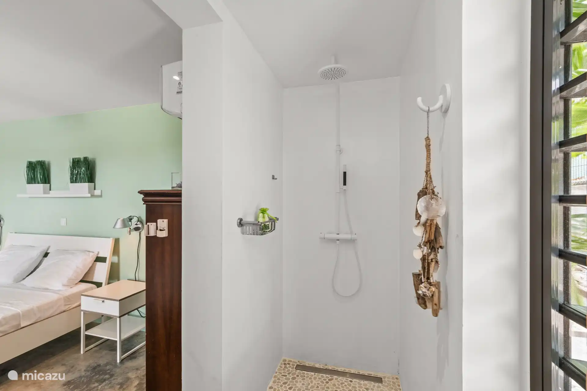 Offenes Badezimmer mit WC, Waschbecken und Dusche.