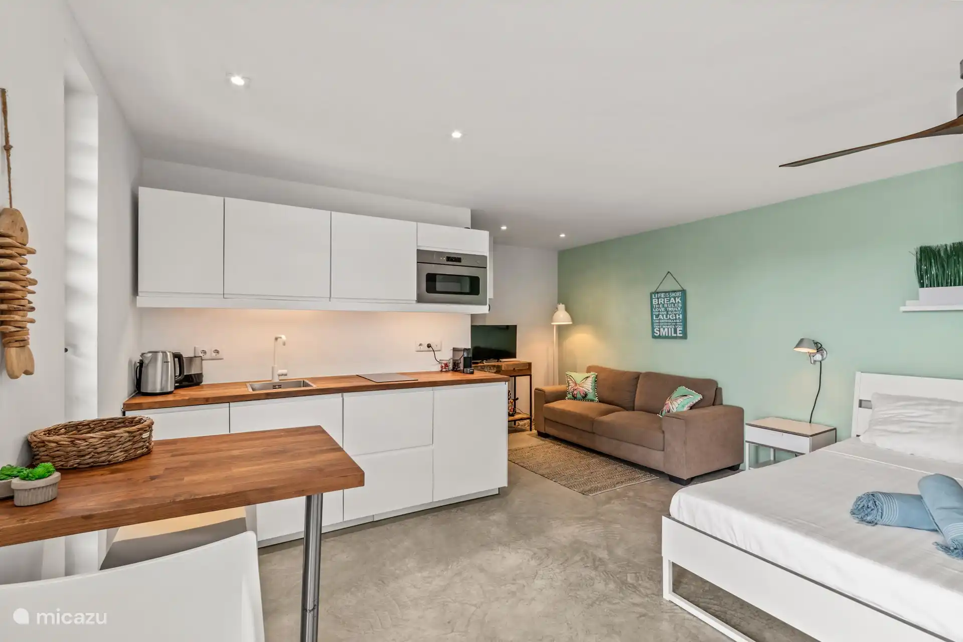 Die Küche ist mit einem 2-Flammen-Cerankochfeld, einem Kühlschrank mit Gefrierfach, einer Mikrowelle, einem Wasserkocher, einem Toaster und einer Nespresso-Kaffeemaschine ausgestattet. 