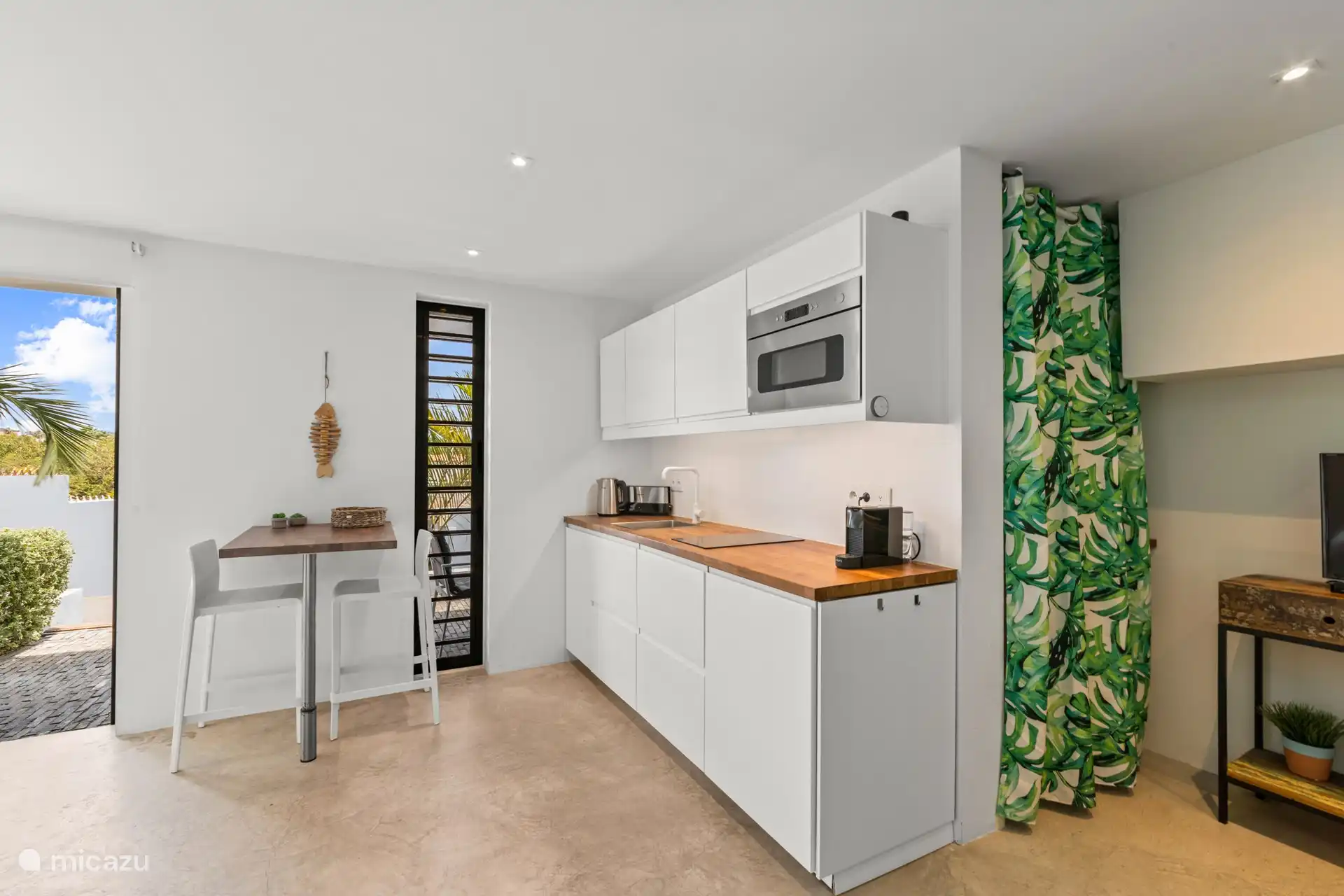 Küche mit der Möglichkeit, drinnen zu essen.