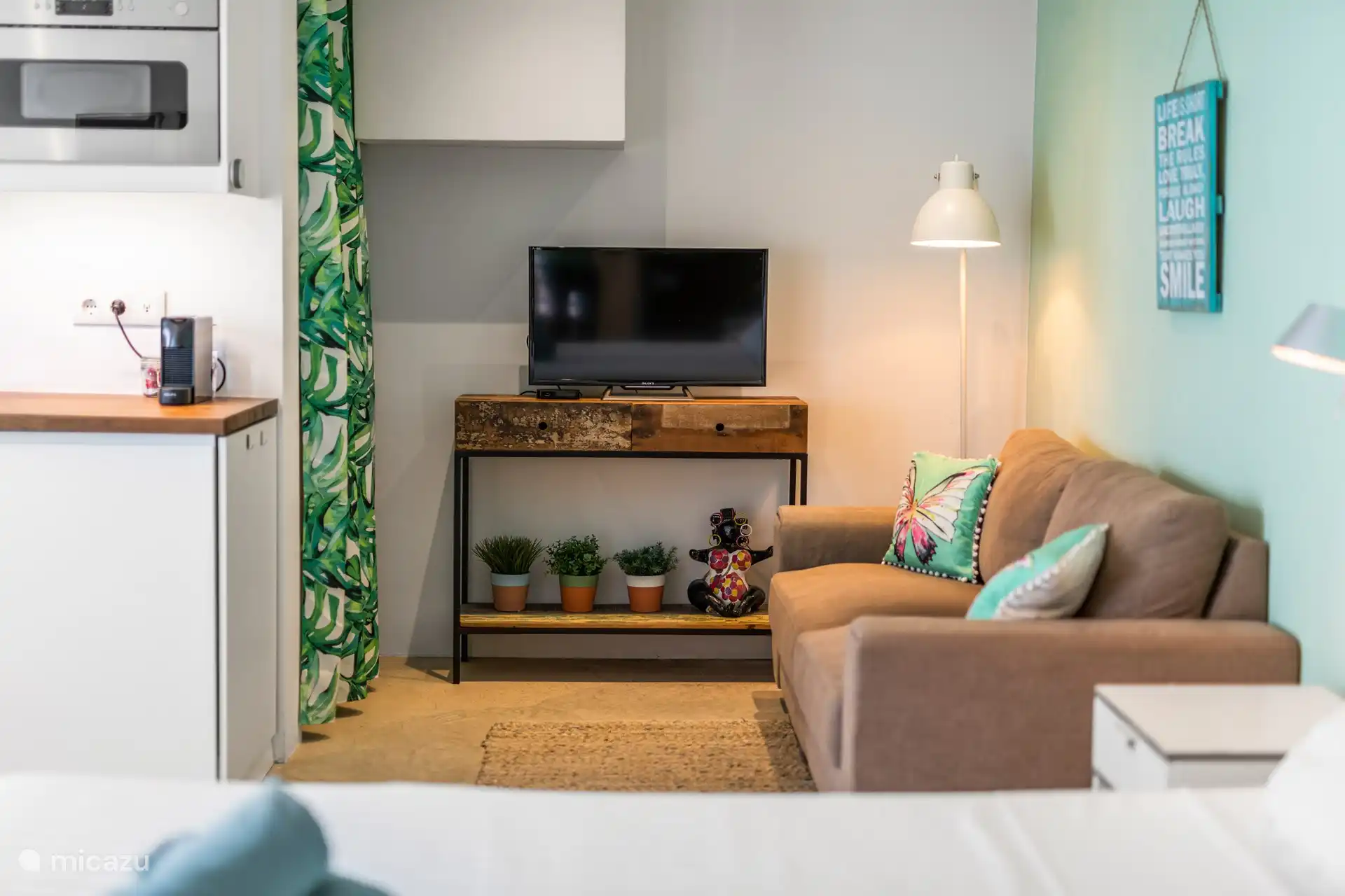 TV im Wohnzimmerteil des Studios verfügbar.