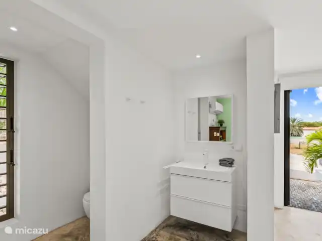 Studio spacieux près de Jan Thiel  | Curaçao, Banda Ariba (est), Brakkeput Abou - studio Salle de bain ouverte avec toilettes, lavabo et douche.