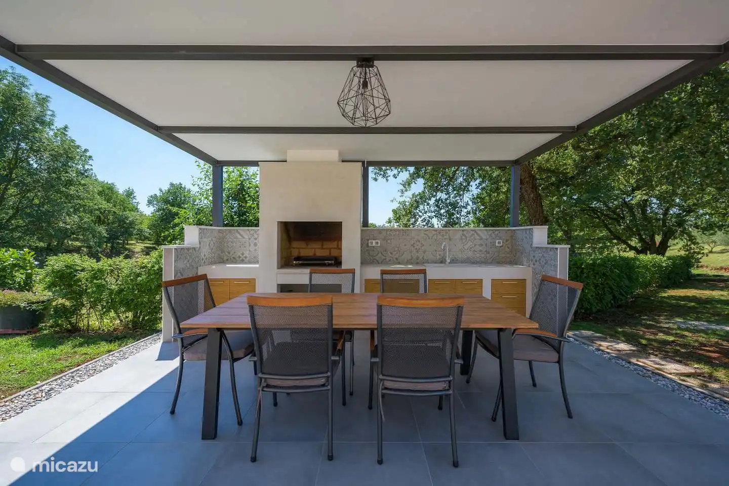 Veranda und Tisch draußen