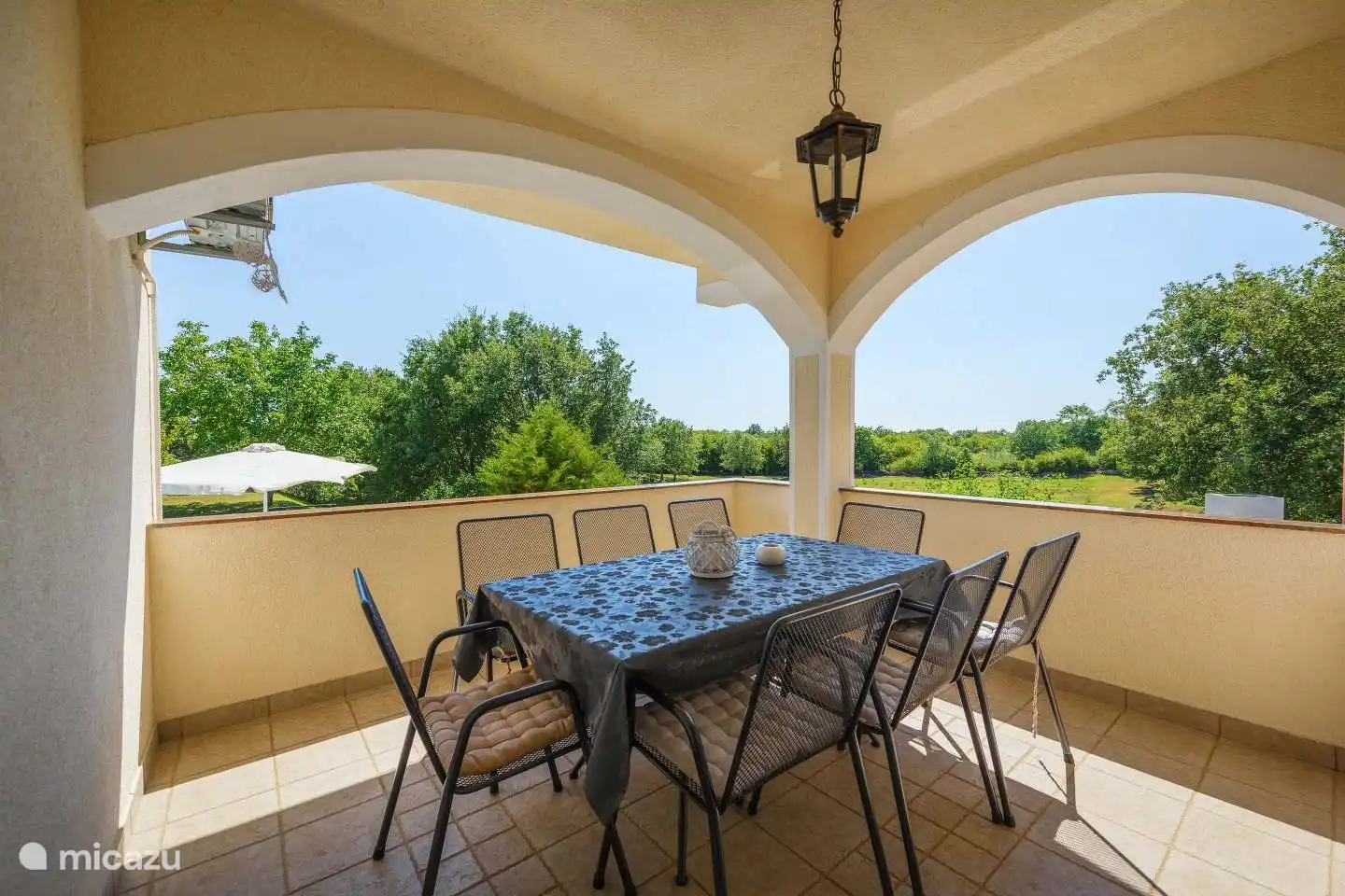 Balkon + Terrasse + Tisch