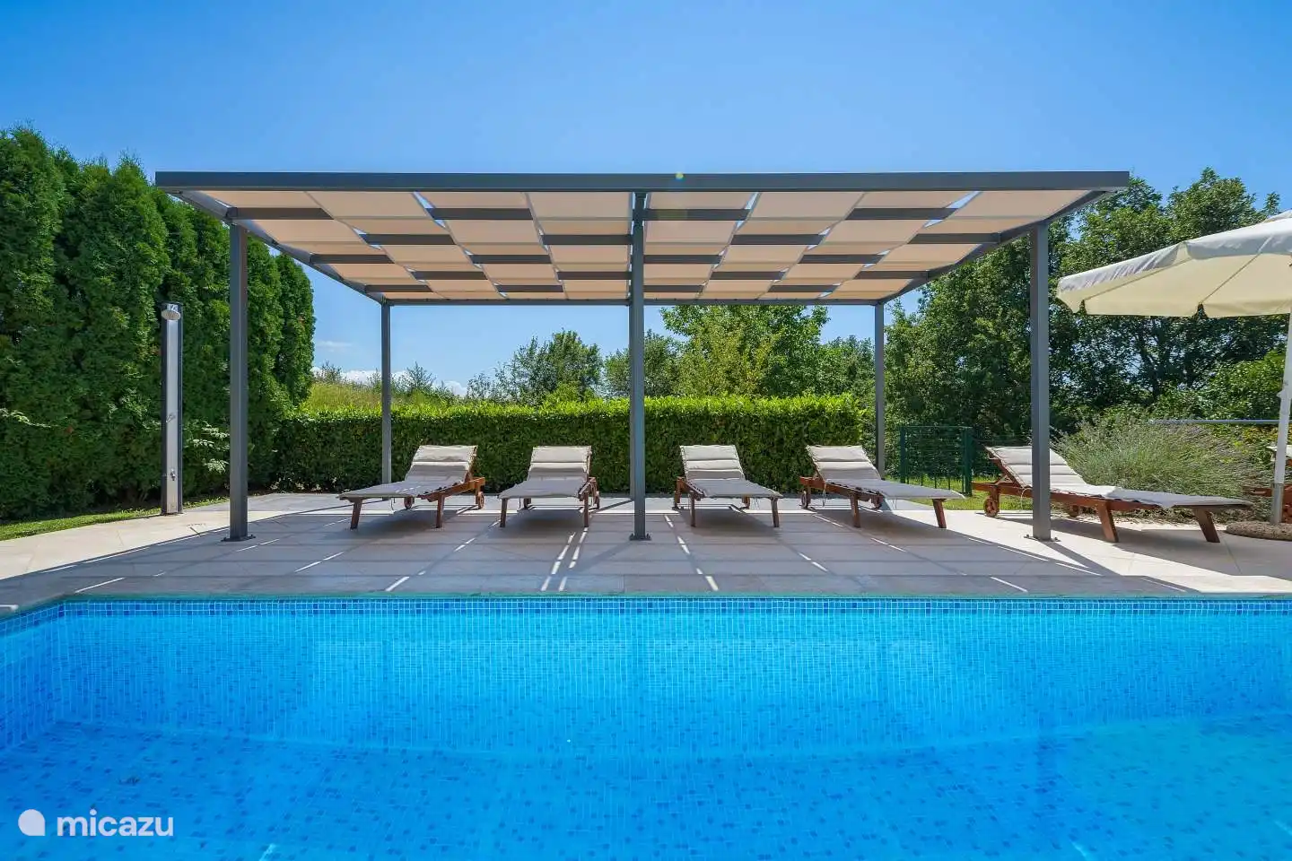 Sonnenliegen am Pool