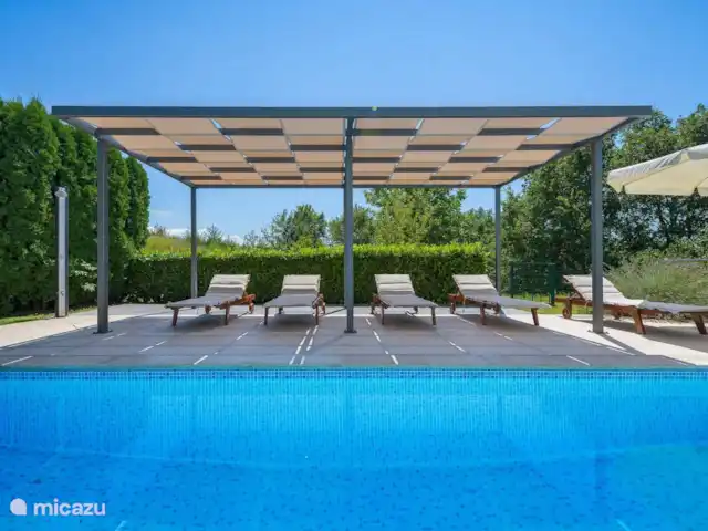 Villa Sara en Croacia, Istria, Porec - villa tumbonas junto a la piscina