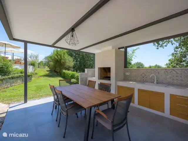 Villa Sara en Croacia, Istria, Porec - villa mesa de comedor al aire libre