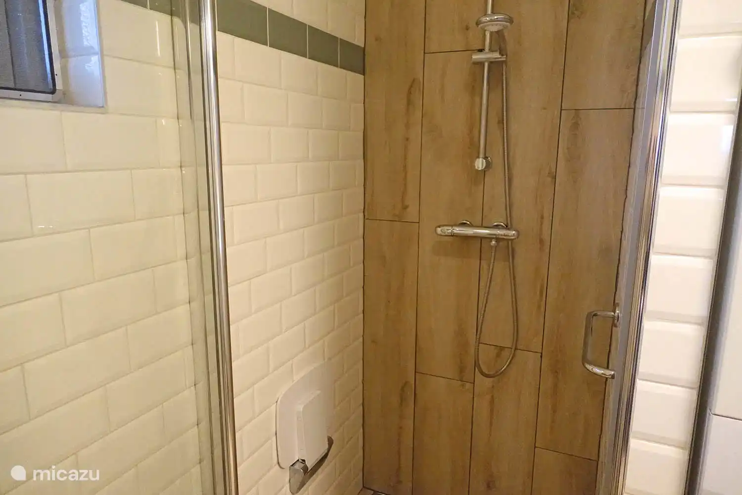 Mountain & Forest House B&B13, Dusche unten