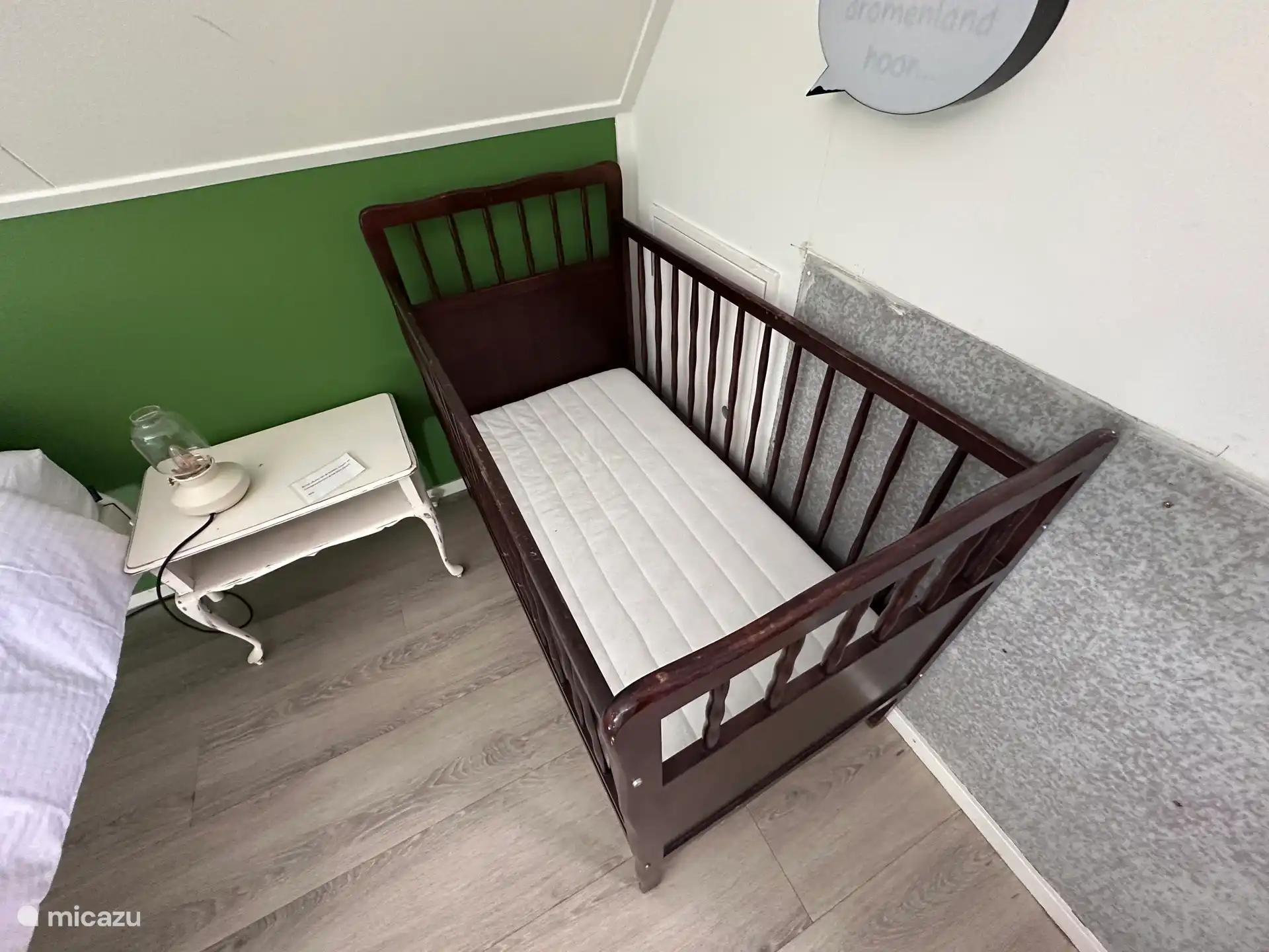 Chambre à l’étage, 5 lits de camp