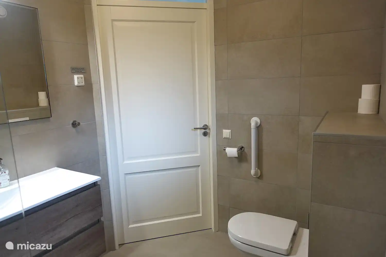 Salle de bain au rez-de-chaussée Buitenplaats Berg en Bos cottage 15