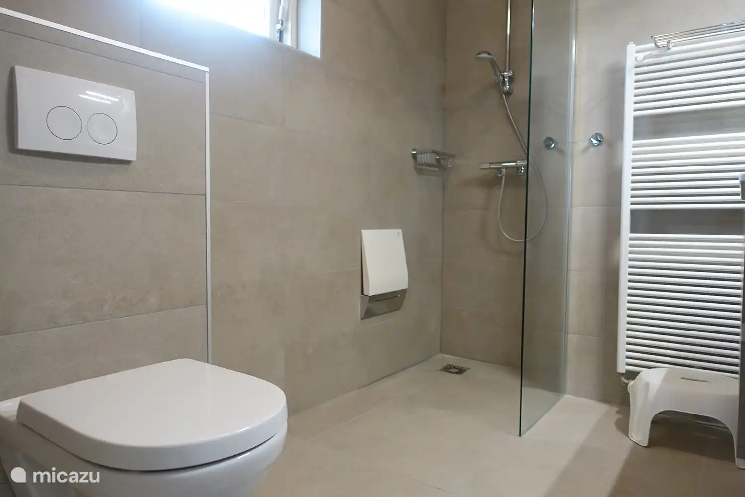 Salle de bain au rez-de-chaussée Buitenplaats Berg en Bos cottage 15