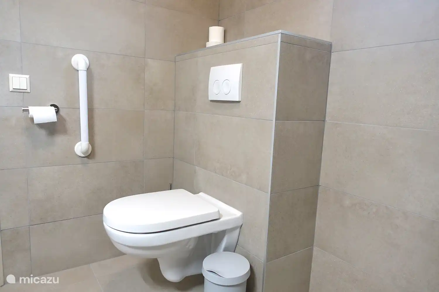 Salle de bain au rez-de-chaussée Buitenplaats Berg en Bos cottage 15