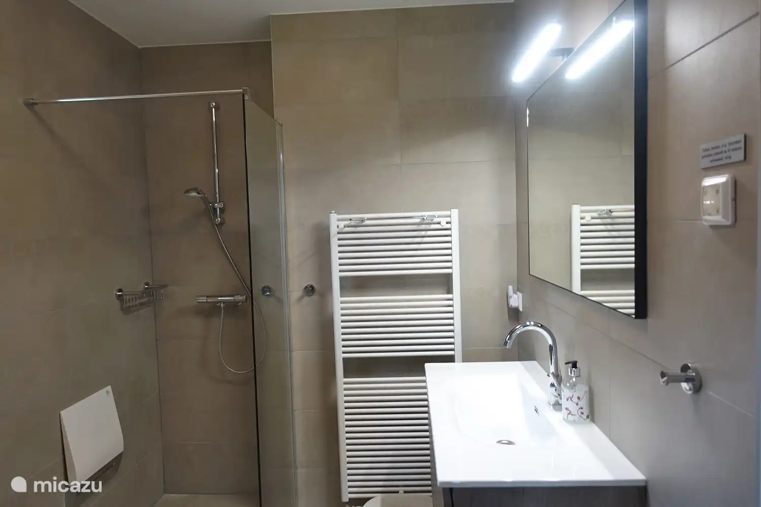 Salle de bain au rez-de-chaussée Buitenplaats Berg en Bos cottage 15